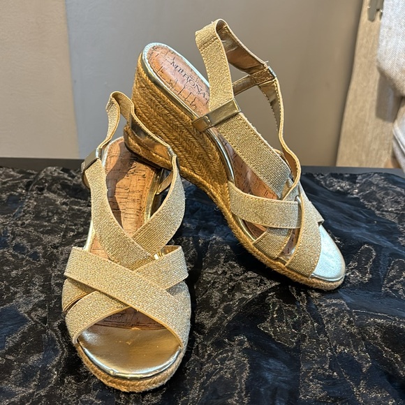 Lovely sandals, you can match it with jeans skirt or jeans - Picture 3 of 5